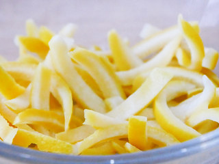 6、清新健脾柠檬条,捞出柠檬条，晾凉。 柠檬条煮两次是为了去除涩味，也是为了之后更好入味，更容易烘干。