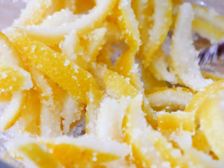 7、清新健脾柠檬条,凉后的柠檬条，放入白糖，拌匀。