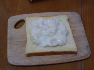 3、????爆浆香蕉酸奶吐司????,在吐司????面包上放上适量的香蕉酸奶