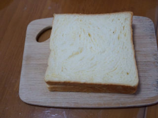 4、????爆浆香蕉酸奶吐司????,再盖上一层吐司面包上