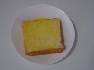 5、????爆浆香蕉酸奶吐司????,将吐司面包放在鸡蛋液中浸泡一会