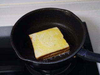 7、????爆浆香蕉酸奶吐司????,放入吐司片，小火煎至两面都呈金黄色即可。