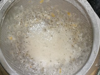 6、榴莲千层蛋糕,混合好的面糊至少过滤两次，这个很重要，这个过程千万别偷懒哈，这样剪出来的千层皮才光滑细腻