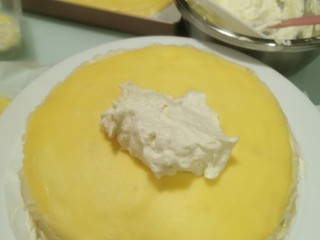 8、榴莲千层蛋糕,先放一张蛋皮，然后铺一层馅料