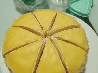 9、榴莲千层蛋糕,做好的蛋糕放冰箱冷藏一至两小时再拿出切块