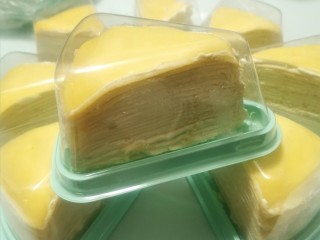 10、榴莲千层蛋糕,吃不完的可以用盒子装起来放冰箱冷藏，盒子是淘宝上买的