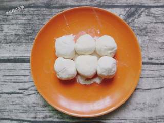 2、酸辣土豆丝卷饼,搓成长条，分切成约40克一个的小剂子