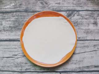 3、酸辣土豆丝卷饼,砧板抹少许扑粉，擀开成薄薄的圆形面片