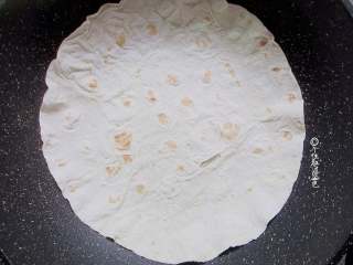 4、酸辣土豆丝卷饼,春饼要想好吃，擀薄小火摊，是关键。平底锅或是电饼铛都可以，锅里不用抹油，直接把面皮放进去，中小火，看见饼开始有点膨胀，马上翻面