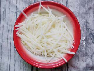 5、酸辣土豆丝卷饼,土豆丝清水浸泡洗净，沥干