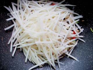 6、酸辣土豆丝卷饼,油锅烧热，入蒜末，醋椒碎爆香。入沥干的土豆丝翻炒均匀，加盐调味。如果土豆丝偏干，就加1勺料酒。翻炒至土豆丝变软