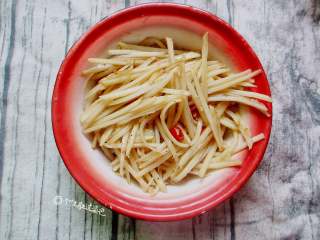 7、酸辣土豆丝卷饼,1勺白醋沿锅边淋入，撒葱花，炒匀关火