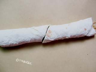 9、酸辣土豆丝卷饼,卷起来，斜刀切开即可