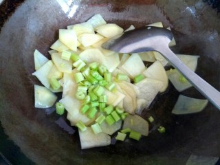 7、麻辣土豆片,放入芹菜丁翻炒