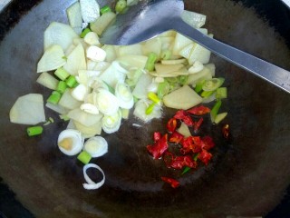 9、麻辣土豆片,放入干红辣椒翻炒