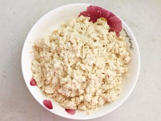 2、香煎肉末豆腐饼,把北豆腐压成豆腐泥