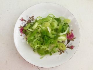 4、香煎肉末豆腐饼,大葱切成末