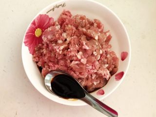 6、香煎肉末豆腐饼,加入2勺生抽