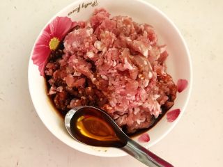 7、香煎肉末豆腐饼,加入1勺料酒