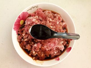 8、香煎肉末豆腐饼,加入1勺蚝油