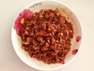 9、香煎肉末豆腐饼,搅拌均匀，静止入味10分钟