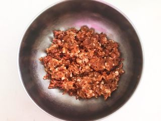 10、香煎肉末豆腐饼,把入味的肉末放入一个大点的盆里