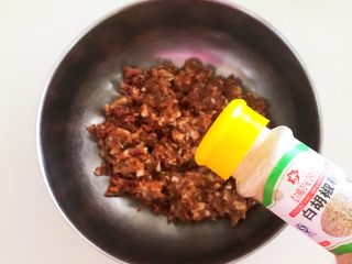 11、香煎肉末豆腐饼,加入3克白胡椒粉