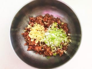 12、香煎肉末豆腐饼,加入姜末和葱末