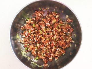 13、香煎肉末豆腐饼,搅拌均匀