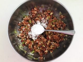 14、香煎肉末豆腐饼,加入3勺玉米淀粉