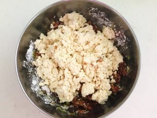 15、香煎肉末豆腐饼,加入豆腐泥调匀