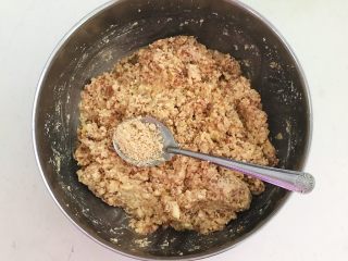 16、香煎肉末豆腐饼,加入3克鸡粉