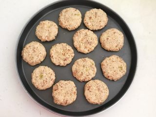 18、香煎肉末豆腐饼,把豆腐肉末做成直径4㎝，厚1㎝的小饼