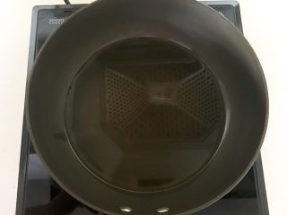 19、香煎肉末豆腐饼,炒锅烧热后加入3勺花生油