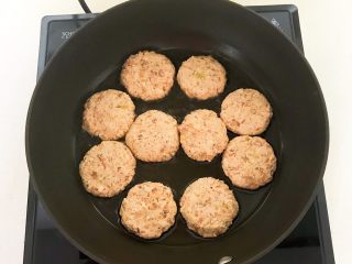 20、香煎肉末豆腐饼,油温6分热的时候加入豆腐饼，全程小火煎制