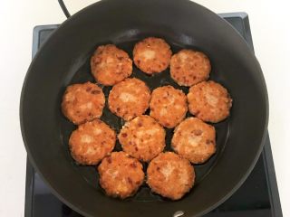 21、香煎肉末豆腐饼,煎至一面金黄就可以翻面