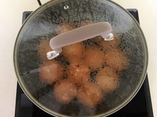 22、香煎肉末豆腐饼,盖上锅盖，煎至大约3分钟