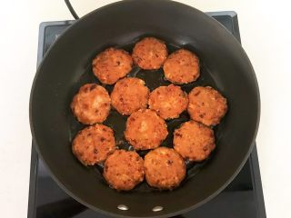 23、香煎肉末豆腐饼,肉末豆腐饼煎好了