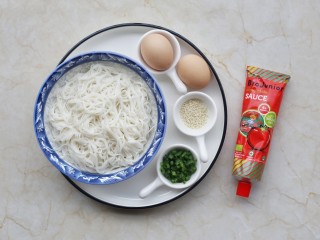1、面条鸡蛋饼,准备好所有食材。