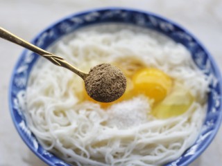 4、面条鸡蛋饼,一勺十三香。