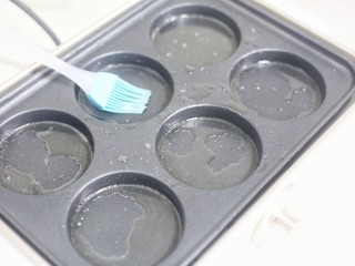 6、面条鸡蛋饼,多功能锅刷一层油。