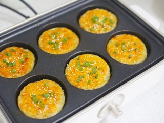 10、面条鸡蛋饼,撒上葱花，白芝麻出锅装盘即可。