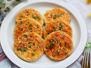 14、面条鸡蛋饼,连吃三个都不够。