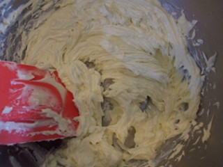 3、椰香曲奇饼干,加入淡奶油，拌匀