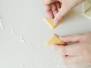 4、大风车彩色小馒头,如图，三角形，两尖相对。