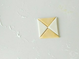 5、大风车彩色小馒头,在取出两白色面团，一样，两尖相对，组成一个正方形。