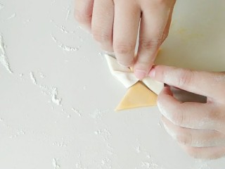 7、大风车彩色小馒头,依次，四个角，聚在一个中心处。