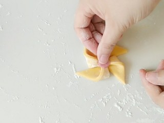 10、大风车彩色小馒头,将步骤9的红色圆面团，放在风车的中心处。