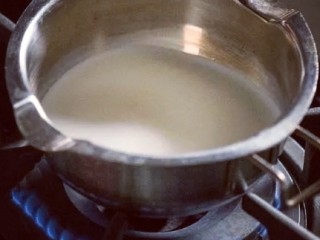 2、半熟芝士,牛奶加热