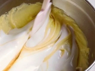 13、半熟芝士,将1/3蛋白糊加入到蛋黄糊中，搅拌均匀